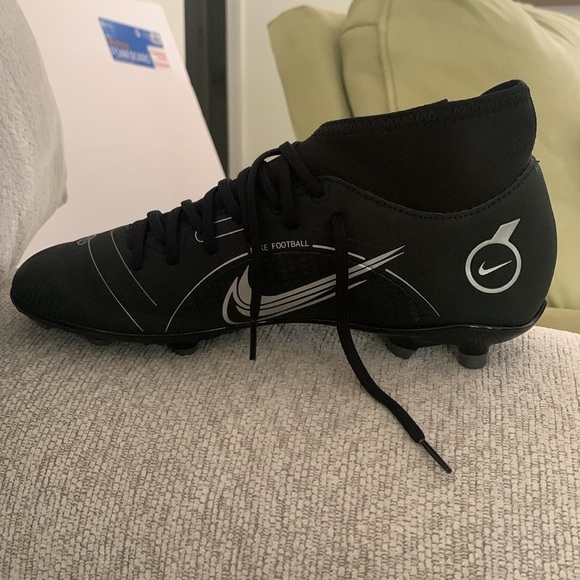 Excellent condition like new, mercurial superfly 8 club Nike soccer shoes - Picture 6 of 6